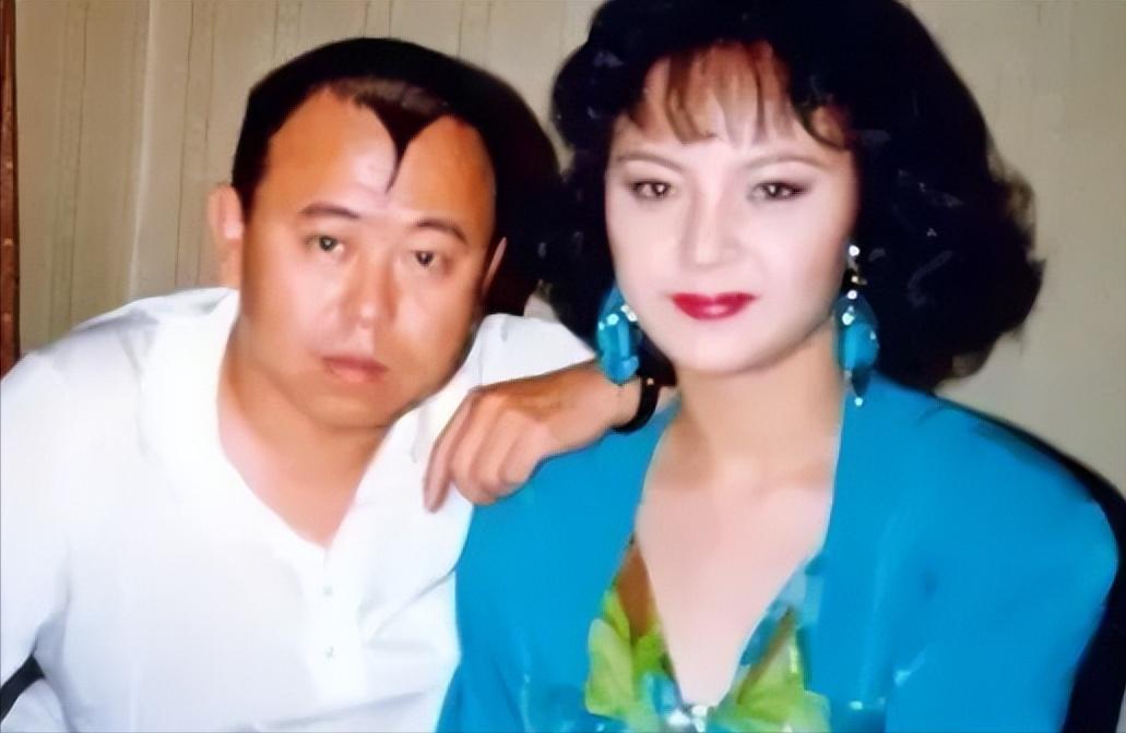 🌞1996年，潘长江走红后，大摇大摆地跟妻子杨云提出离婚。杨云拍桌子怒怼：