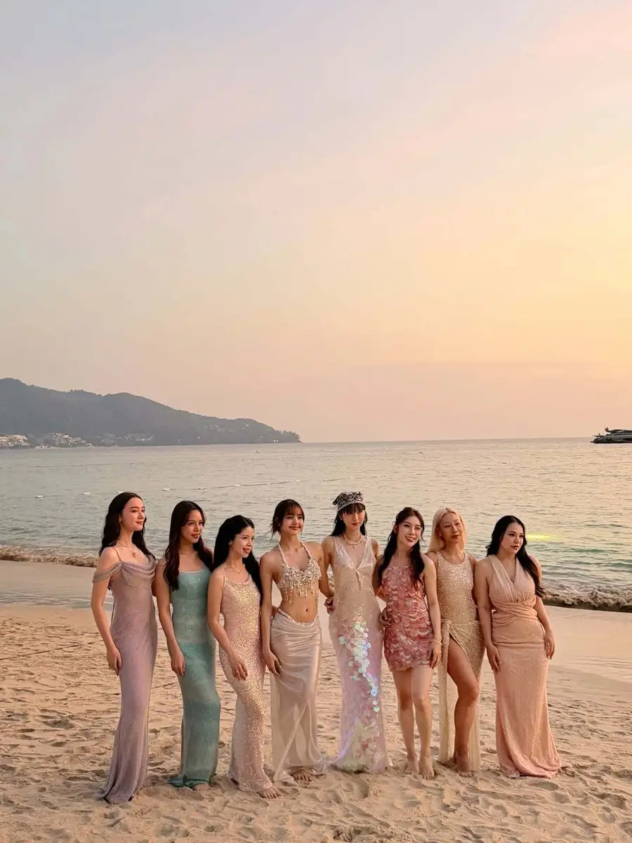 Lisa生日派对合照太养眼！身旁全是性感美女朋友