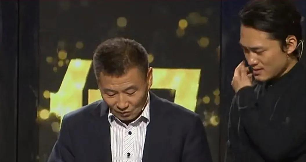 黑龙江有个小伙子实在没路可走了，跑去学校找校长，扑通一声跪下央求道:求您帮帮我让