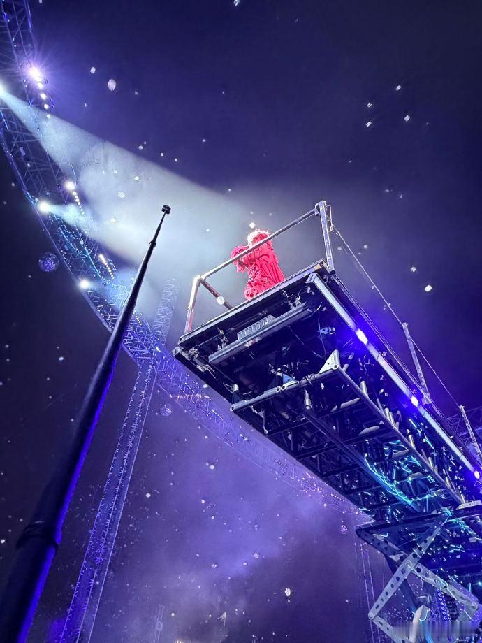 华晨宇20米高空站桩直播家人们谁懂啊！华晨宇直接在20米高空站桩直播，还自己拿摄