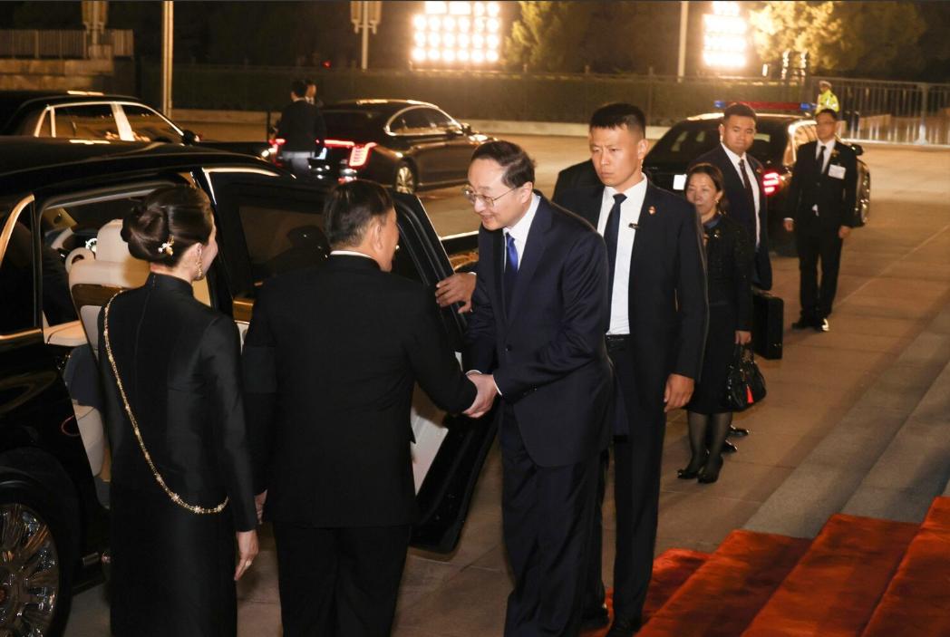 泰国国王携手苏提达王后抵达人民大会堂参加欢迎宴，同穿情侣颜色衣服，默契又般配！1