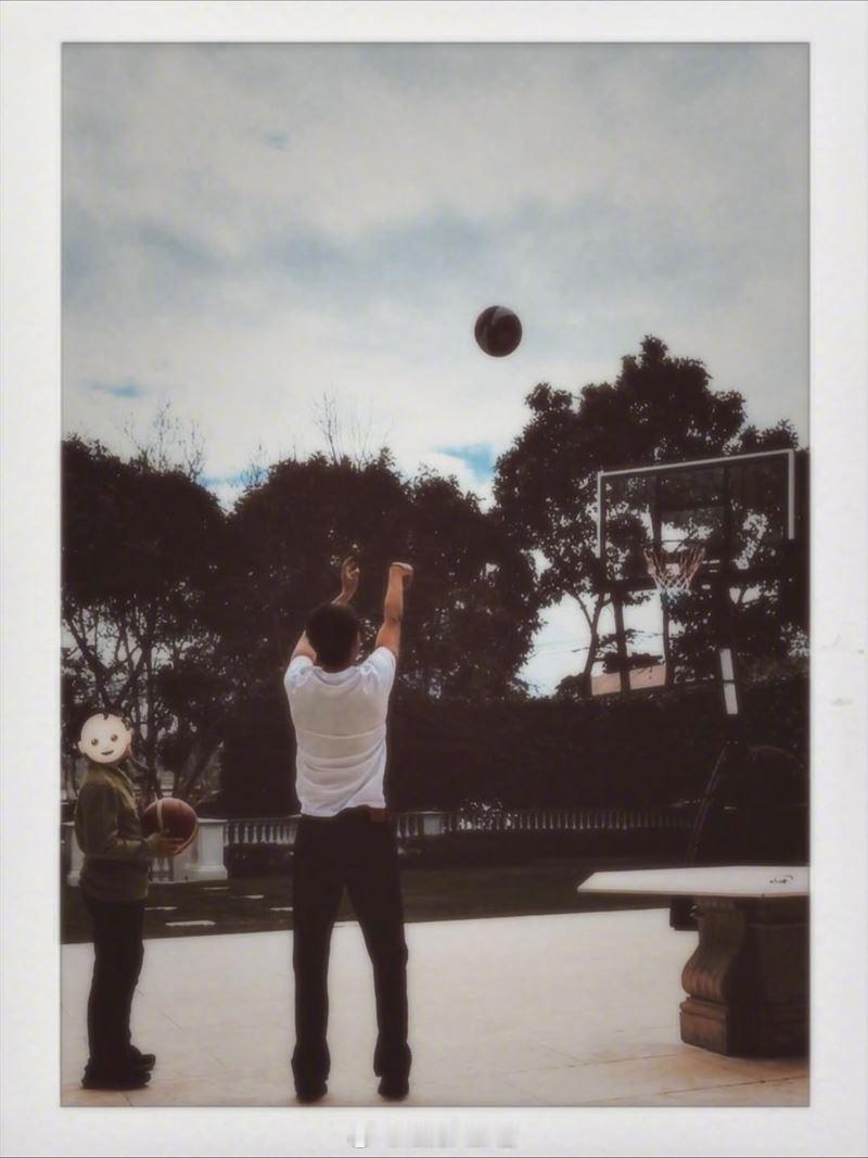 小S二女儿Lily18岁生日疑官宣恋情，放闪神秘篮球男！Lily生日晒出自己身穿