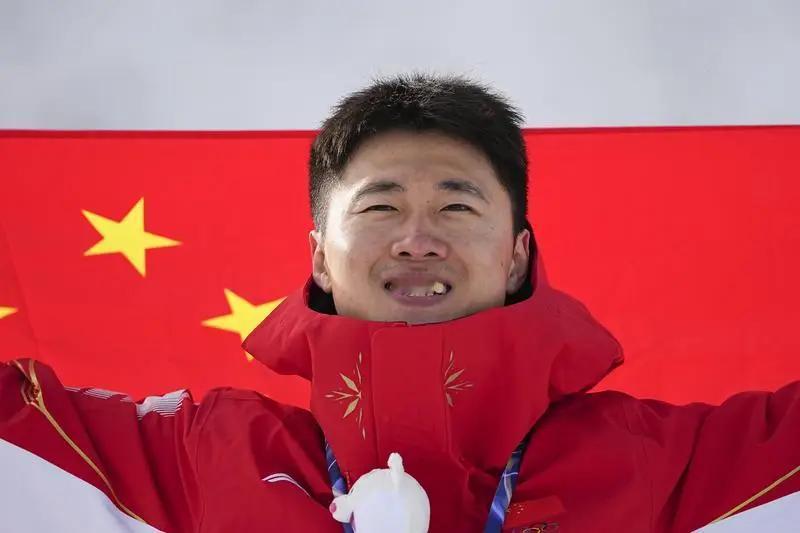 零金收官的晚上，我对着电视干坐了两小时。不是愤怒，是那种堵得慌的闷。短道队这次，