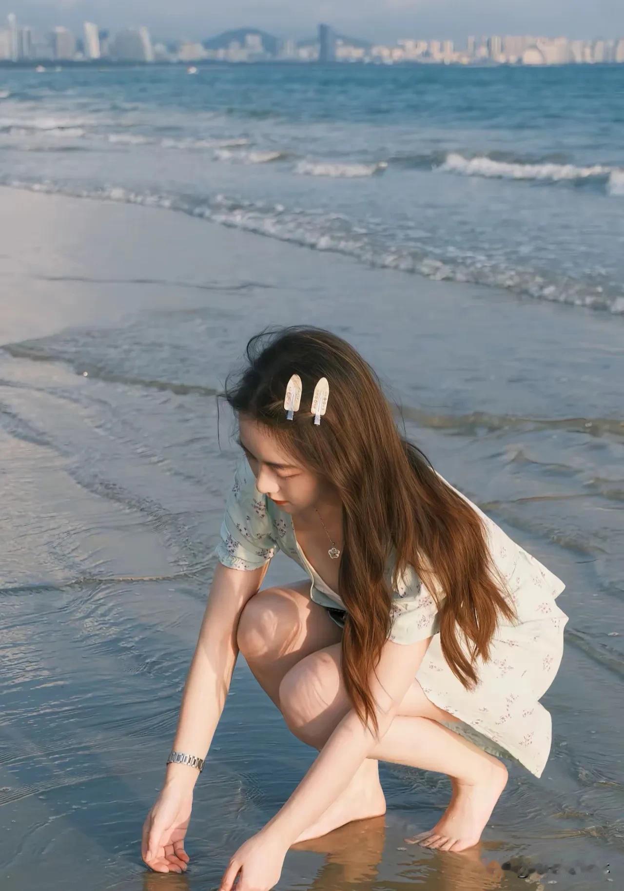 海风轻抚发丝，浪花亲吻脚踝，少女的裙摆随潮汐起舞，每一个转身都定格成