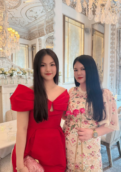 王诗龄发博庆生！发了和妈妈李湘的合照，和爸爸王岳伦的合照是王岳伦自己发的哈哈哈，