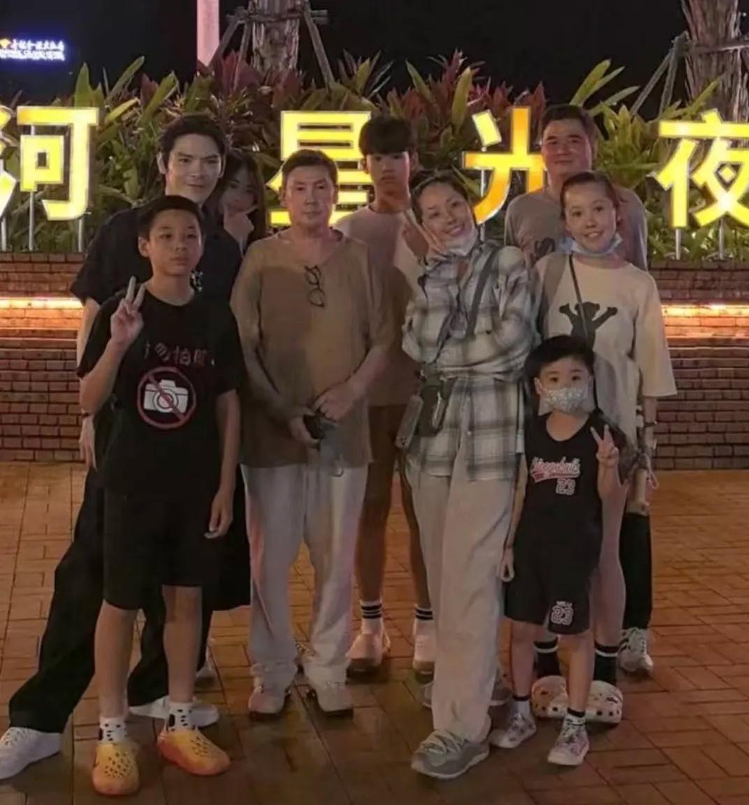郭碧婷一家聚餐松弛感真的好真实，她也完全没有明星的架子。穿个休闲装，盘个丸子头就