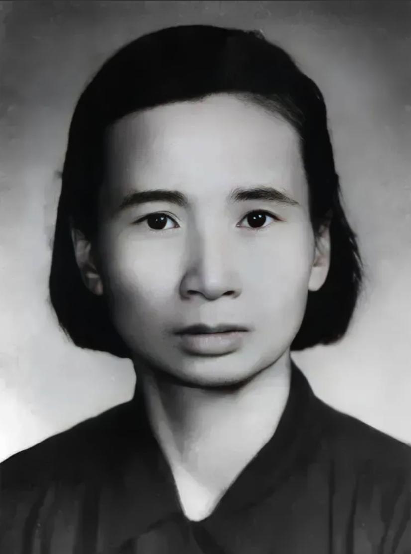 1933年，钱瑛不幸被捕，为了不暴露身份，她借口上厕所，把一块怀表扔在草丛中，没