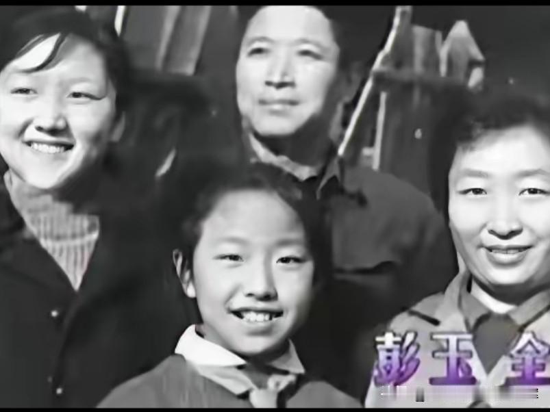 彭玉的前夫叫赵文欣，比她大五岁，长相俊朗。1954年，19岁的彭玉和24岁的赵文