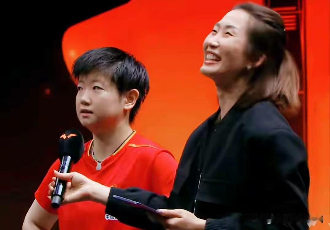 这摄影师是啥意思：本来是莎莎接受采访，却被这个拿着话筒的黑衣女人抢了镜。