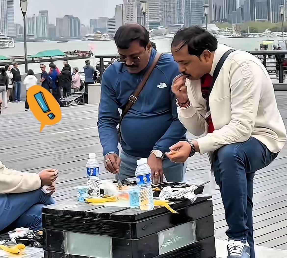 印度高种姓在上海。精细生活海派文化的上海阿婆阿叔要给外国人立规矩，别把上海外滩当