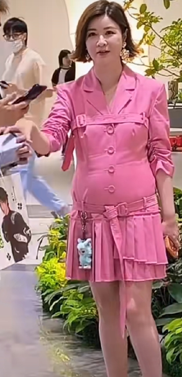 中年女人的大肚腩，就这么赤裸裸暴露了。​杜华保养得不错，四五十岁了，四肢纤细，但是发福了就是发福了，