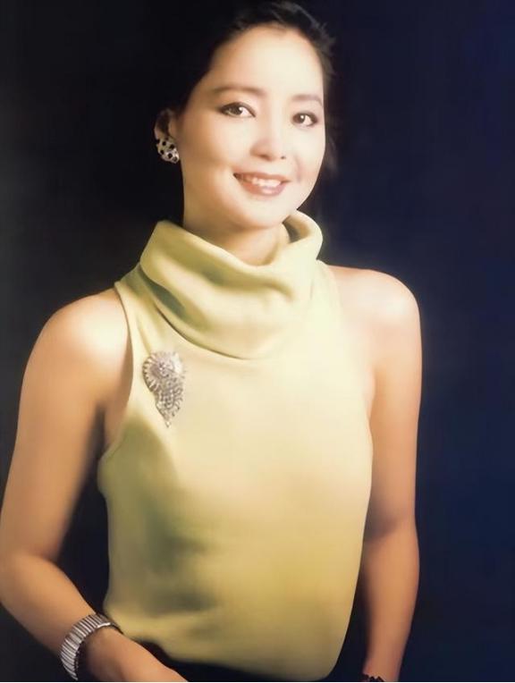 1995年，邓丽君身着最爱的桃红旗袍，佩戴母亲所赠项链，留下最后影像。这位影响全