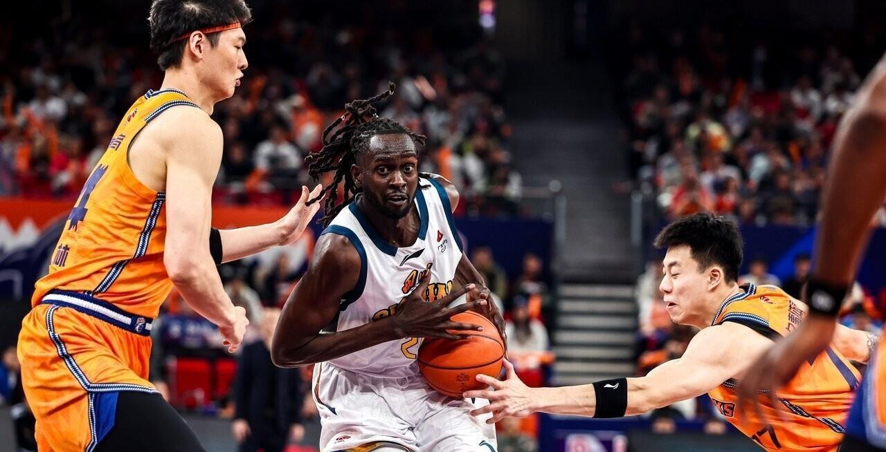 有点不太理解四川男篮的操作！30日晚客场挑战宁波男篮的比赛，四川男篮半场49-