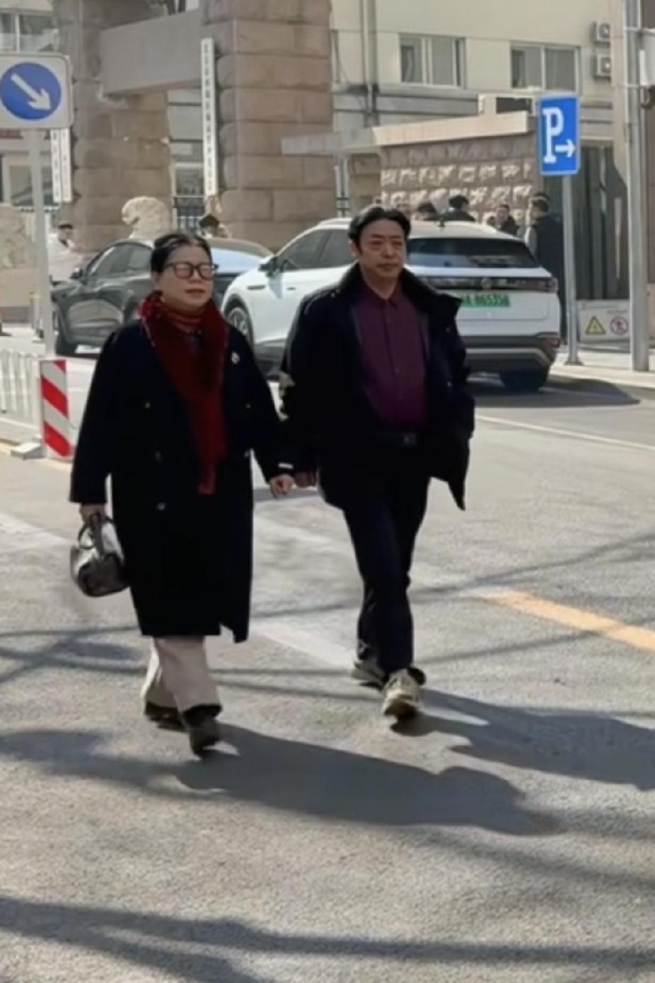 二八大戏，你方唱吧！他登场，好不热闹！一开始的时候，接近许大舅，用一个好消息