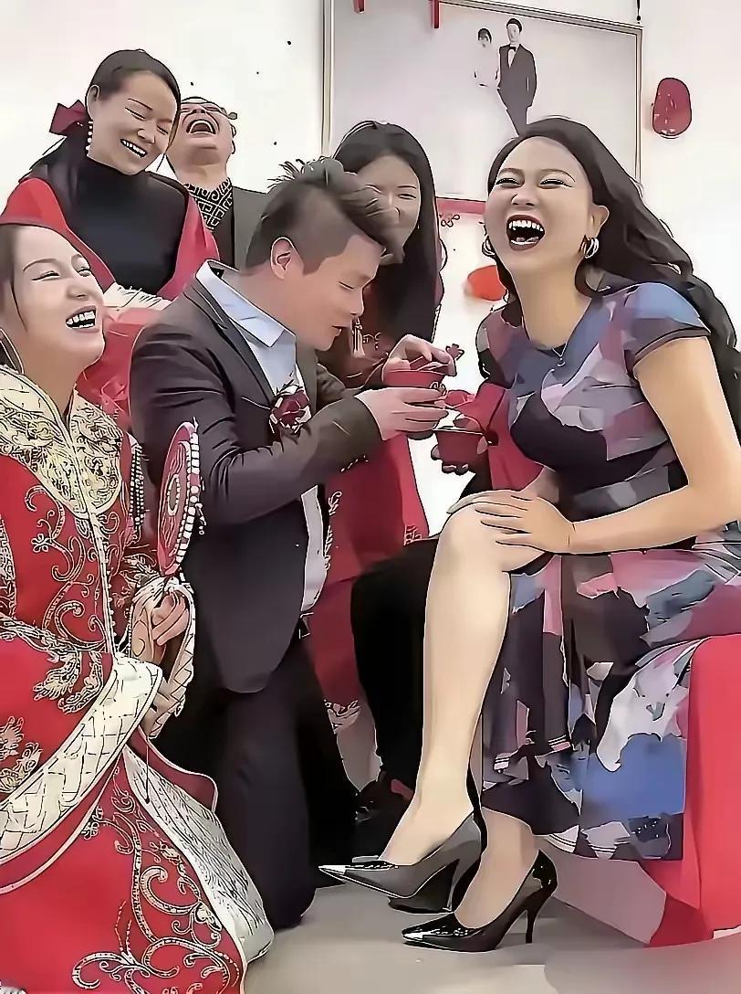 这丈母娘也太会“整活”了吧！女婿双膝跪地端茶敬茶，本该是传统改口仪式的温馨场面，