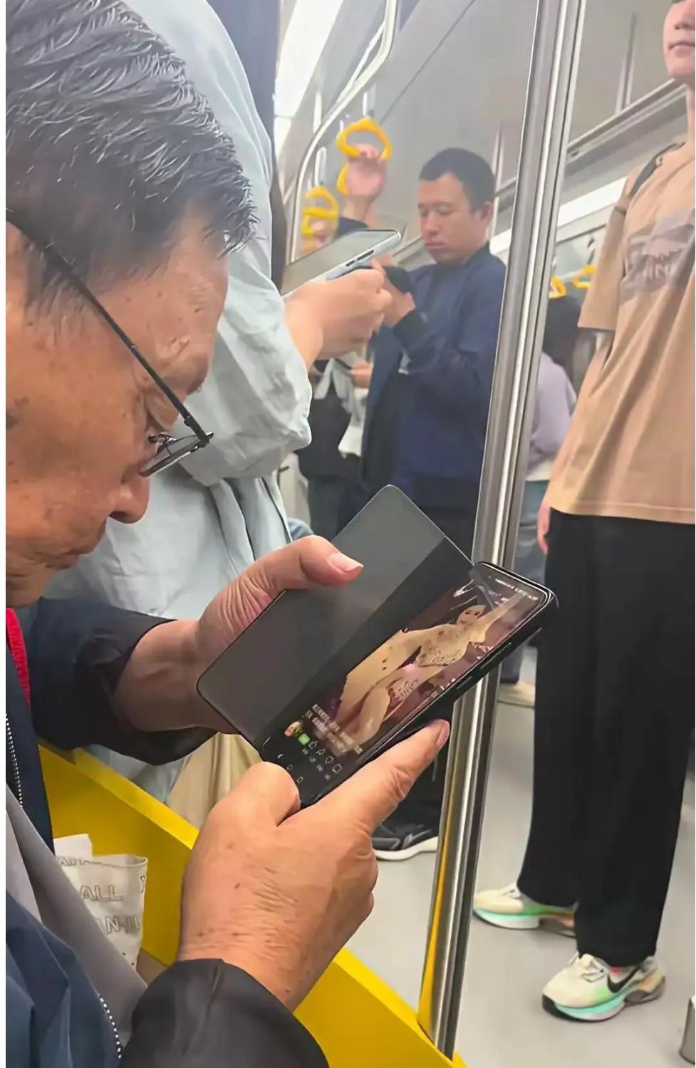 早起的地铁是真拥挤啊，大家各忙各的！还得是大爷！