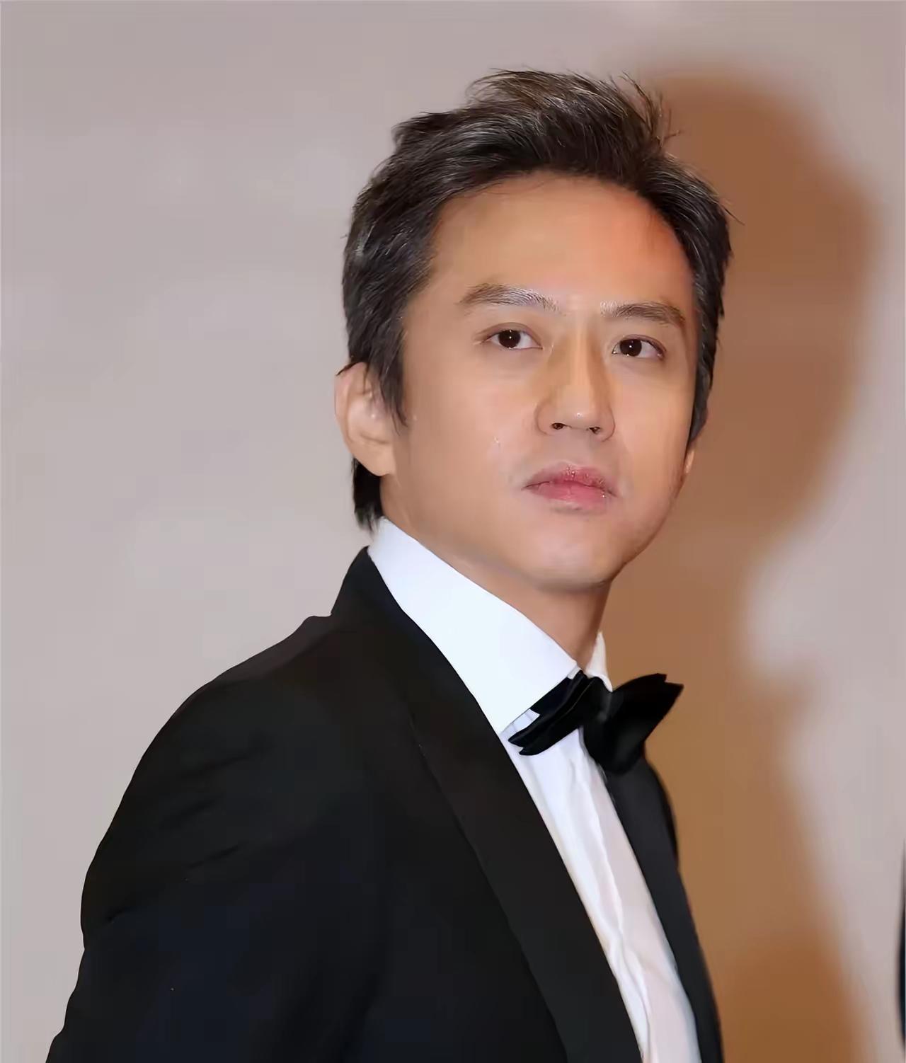 吴京预计20亿票房，我忍了主持人没一件红衣服，我认了可你现在居然告诉我，邓超