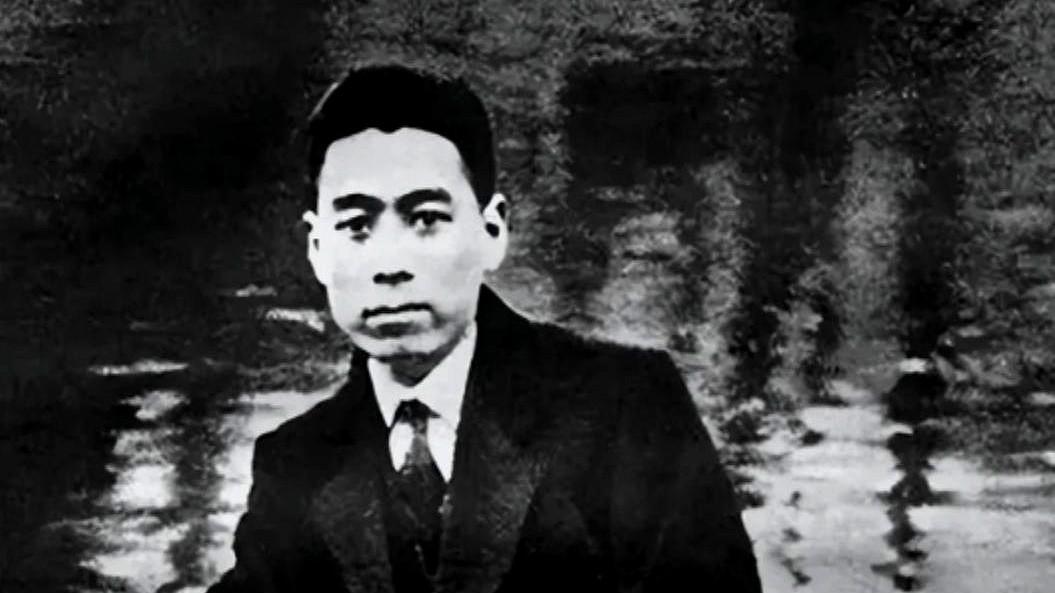 1927年，上海，周恩来被抓了。负责审讯的国民党军官捏着卷宗站在牢门外，