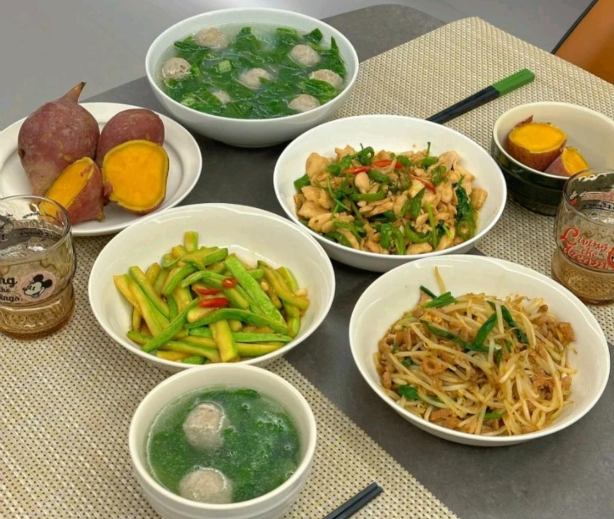 4楼邻居请了个阿姨，每天只需过来两个小时，在晚上6点前做一顿饭，每月1800元。