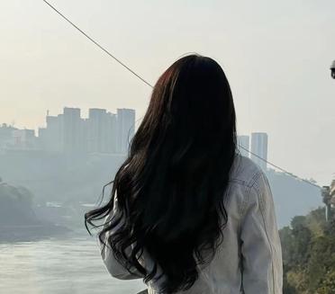 站在桥上，眺望着远处的城市风景，心情也变得开阔起来。
