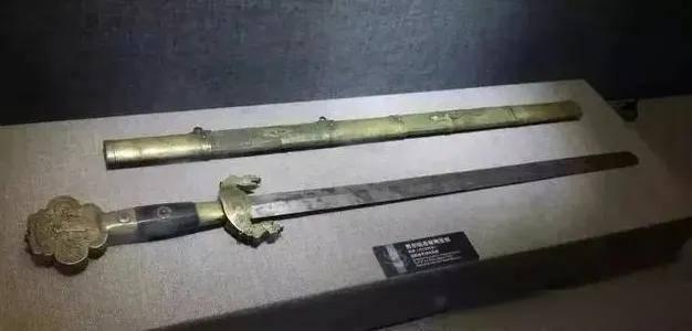 清太祖努尔哈赤的龙虎将军剑，竟是明朝朝廷赏赐的。公元1583年。这一年，努尔