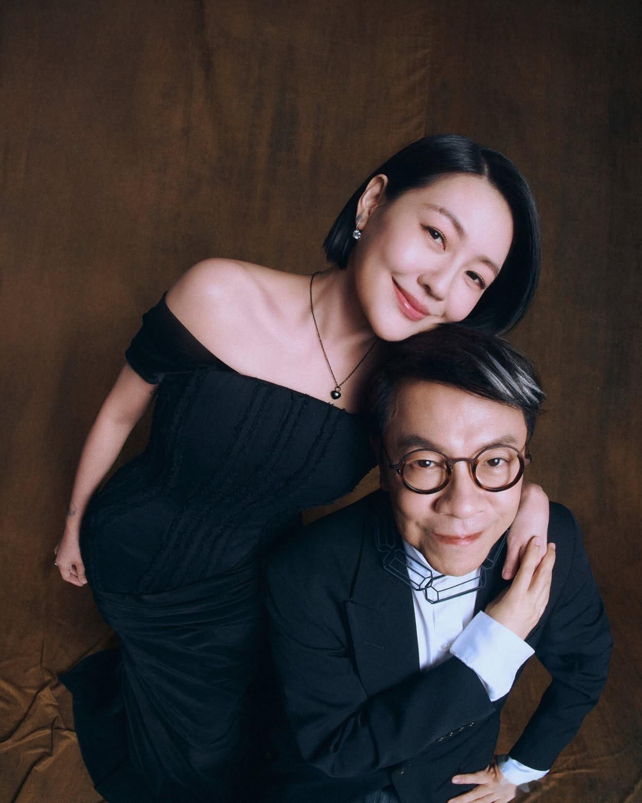 小S问蔡康永要雕像吗在大S追思会上，小S对蔡康永开玩笑说：“我一直以为先站在这