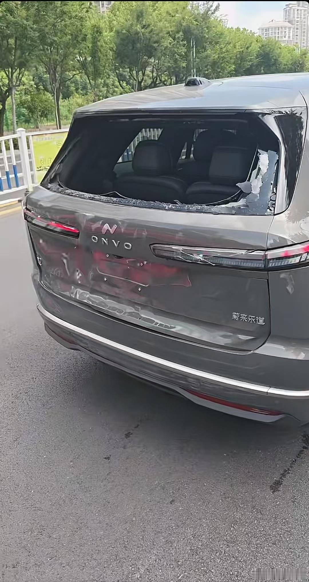 乐道L90很硬，没事別乱碰！蔚来乐道l90大三排suv空间奇迹电动兄弟​​​
