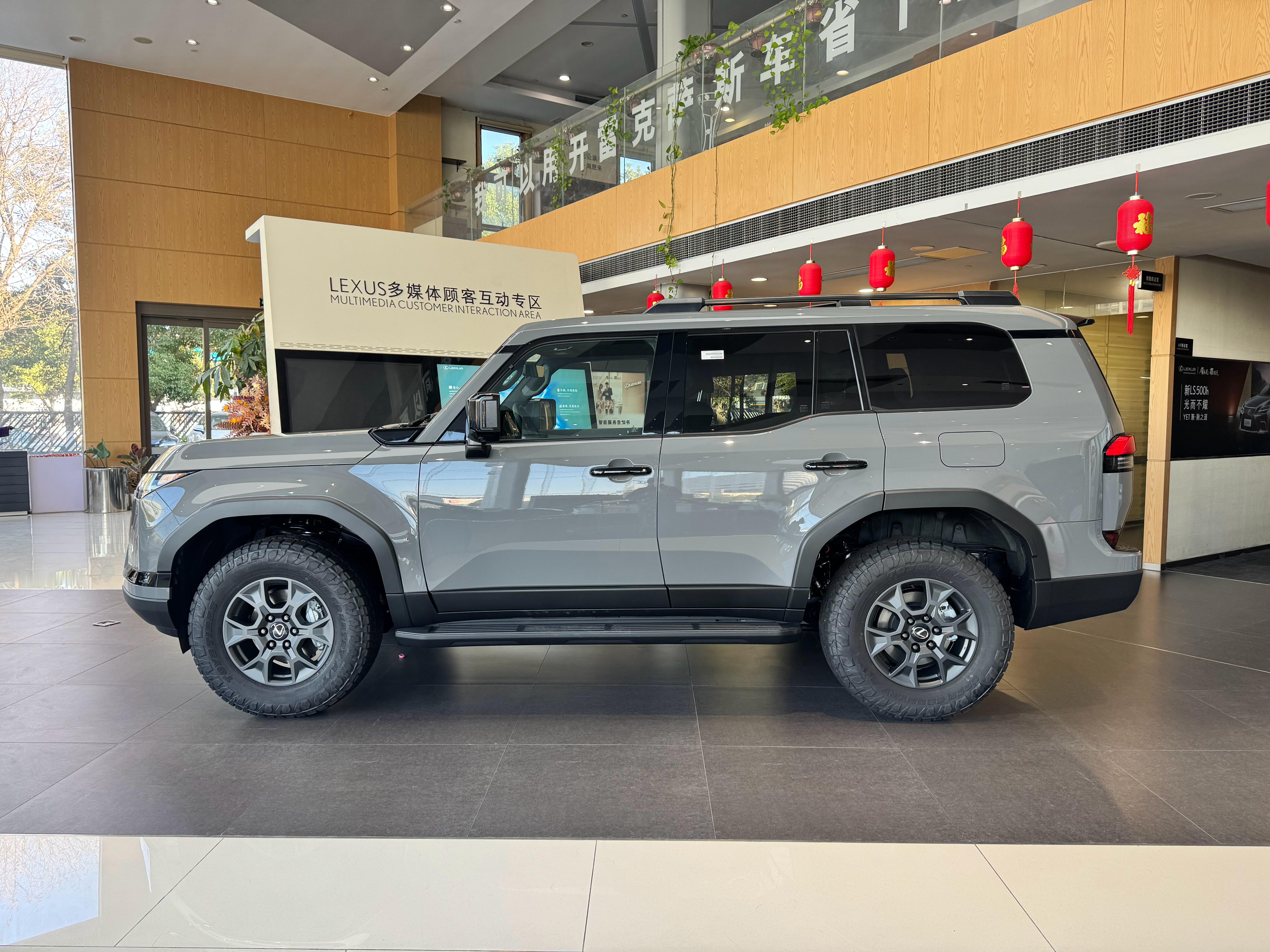 雷克萨斯GX550h！价格从77.8万到89.98万，采用的是2.4T四缸涡轮增