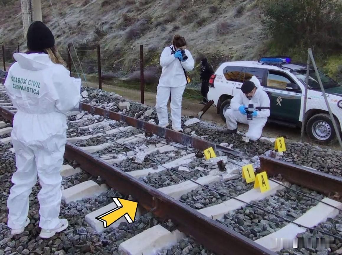 在西班牙火车事故现场发现受损铁轨接头！然而问题可能不单于此。西班牙调查事故的