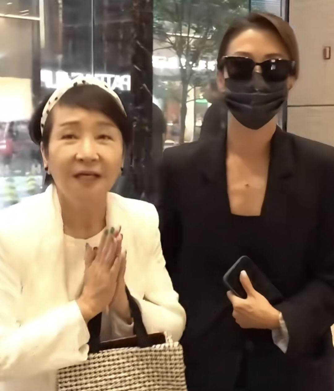 狄波拉携女儿谢婷婷参加谢贤葬礼，74岁狄波拉一身白色衣服，头上白色波点发卡，