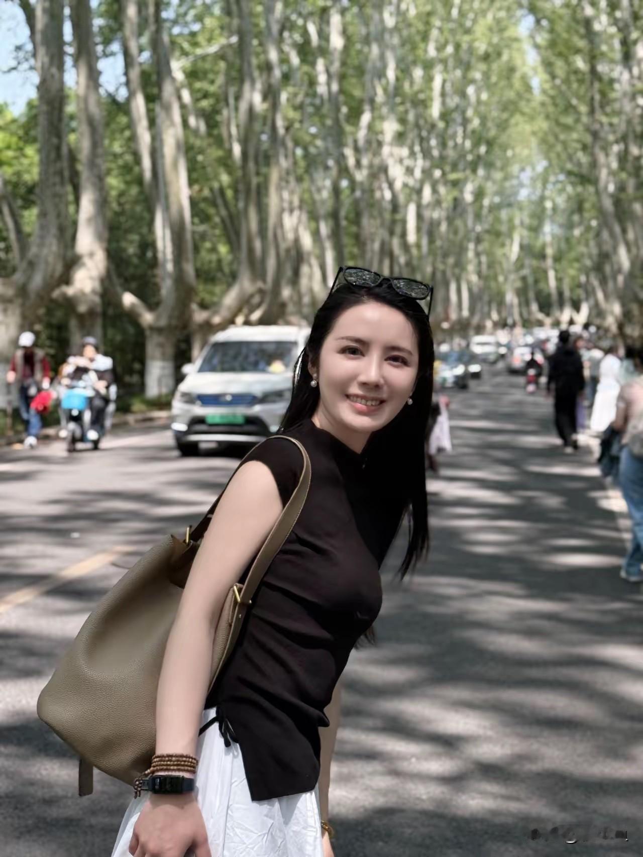 你可以有自己的想法，但是你要学会倾听，倾听和把话听完整是一种尊重，我允许你哭泣，