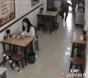 太可怕了，不得不说，有些事情真的冥冥之中自有天意。正在吃饭的女子因为扶摔倒的老人