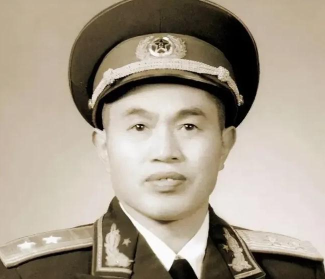 1940年，皮定均看中了女干部张烽，便托县长去牵线说亲。张烽得知县长登门的用意后