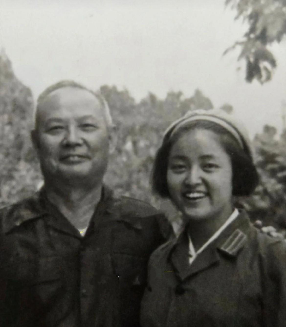 开国元帅叶剑英和女儿的合影。他常告诫子女：“不要以为自己是叶剑英的孩子就特殊，你
