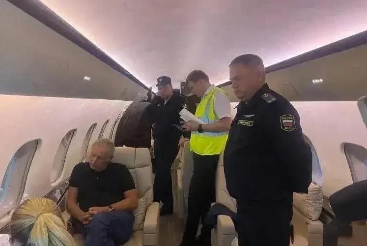 战争不止耗人，也耗钱。俄罗斯最大私人金矿公司老总斯特鲁科夫，其似乘坐私人飞机，