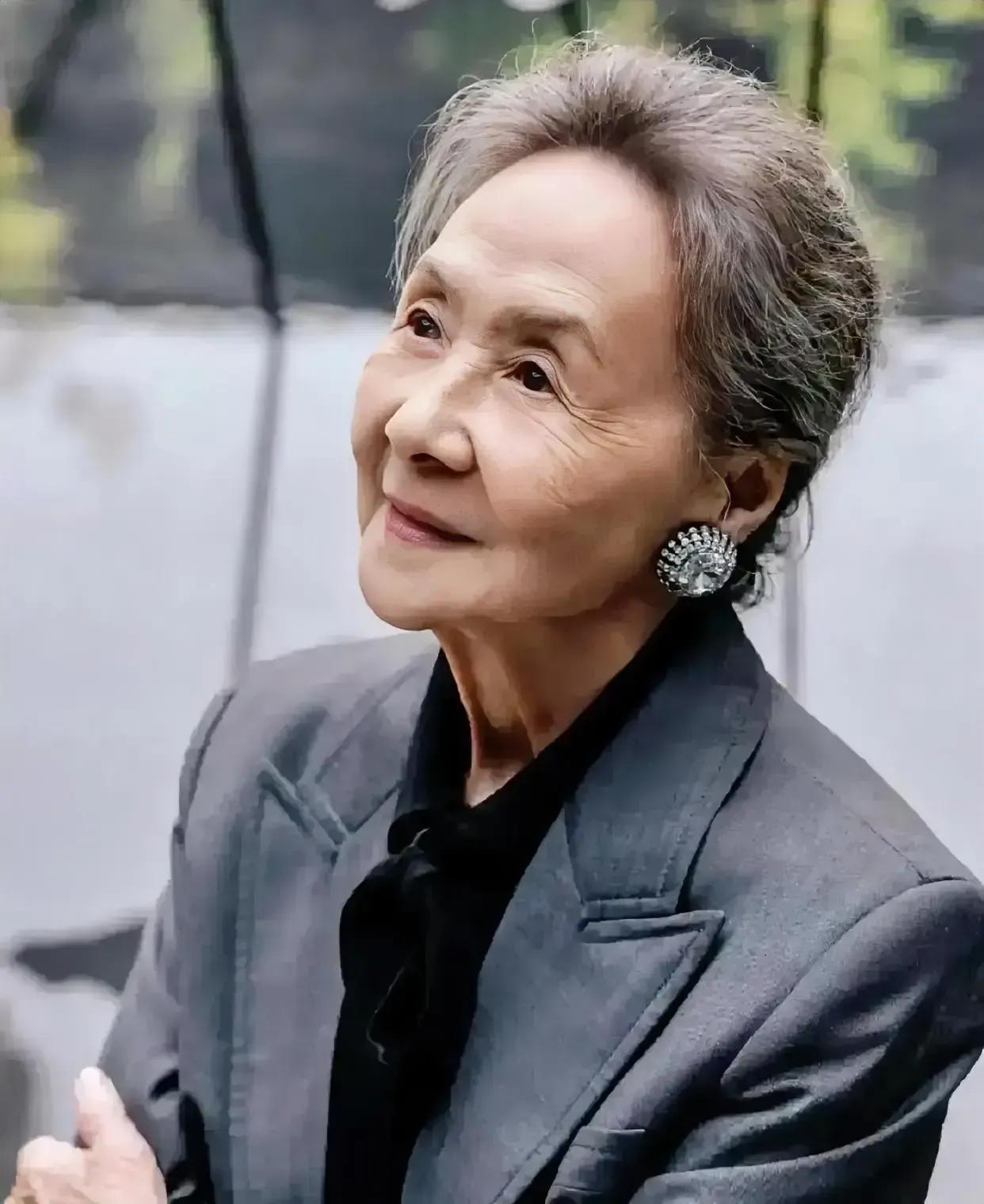 杨绛先生说：“人和人如果不在一个层次上，那么无论你做什么，对方都觉得不对。