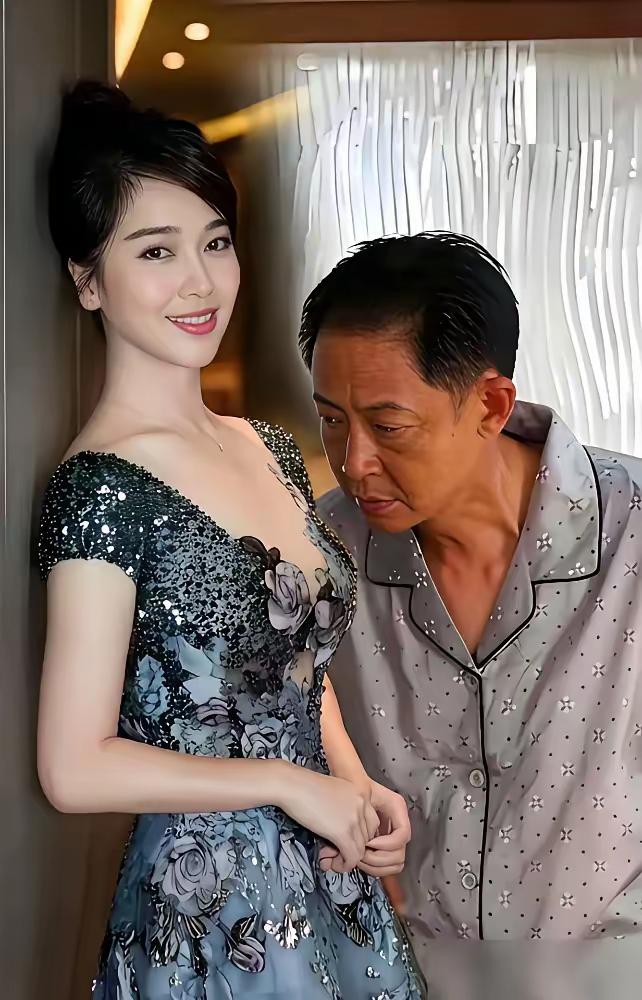 这应该是王志文与左小青合作主演的电视剧《‌天道‌》剧照。虽然许多人没有看过这部电