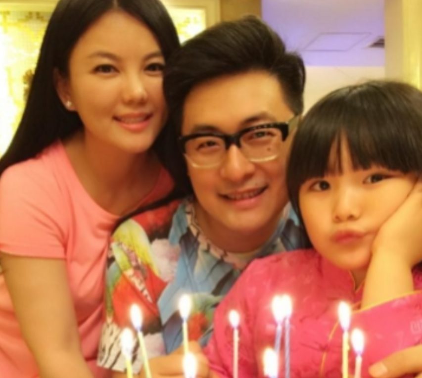 2004年，李厚霖与李湘见过3次后，就送她一颗500w的钻石。李湘被真情感动，3