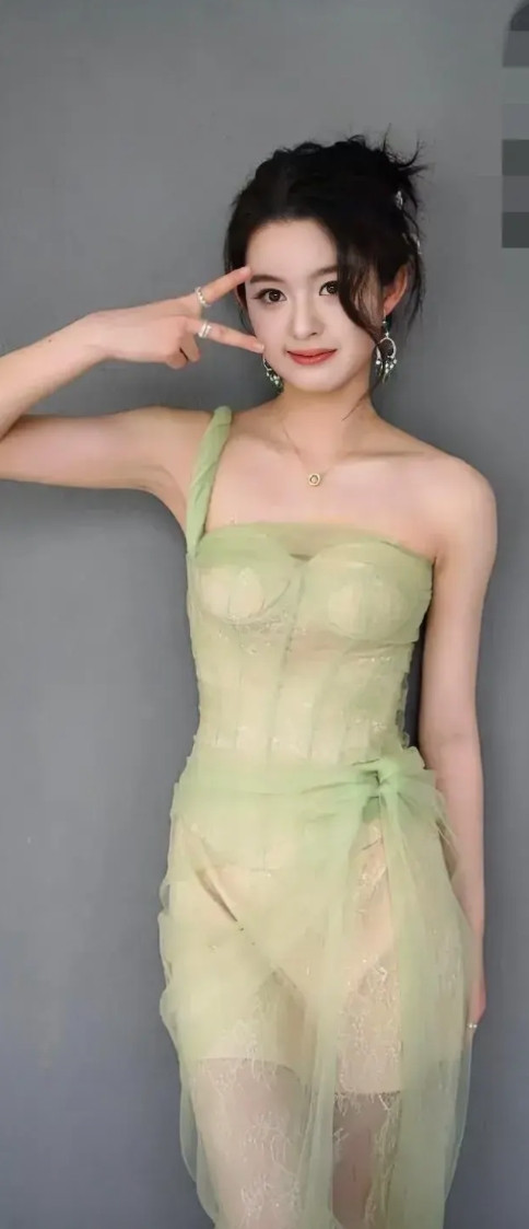 老一辈拼命藏，新一代攒劲炫！黄杨钿甜因为230万的耳环家庭被扒的底裤都不