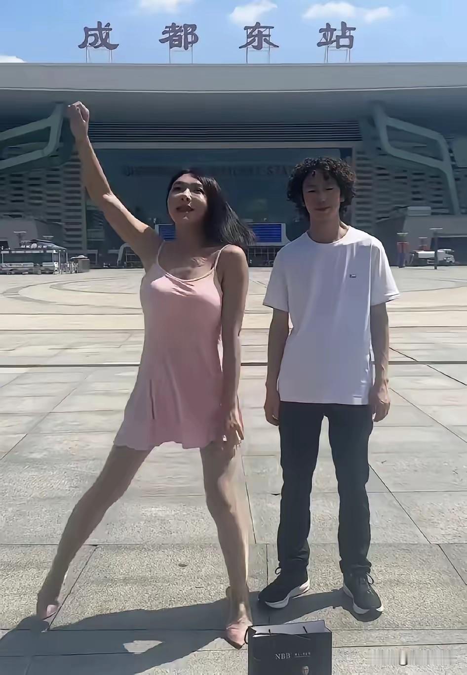 庞麦郎新歌《我的龚交车》在网络爆火，原因颇为特别。他是创作型网络歌手，此前《我的