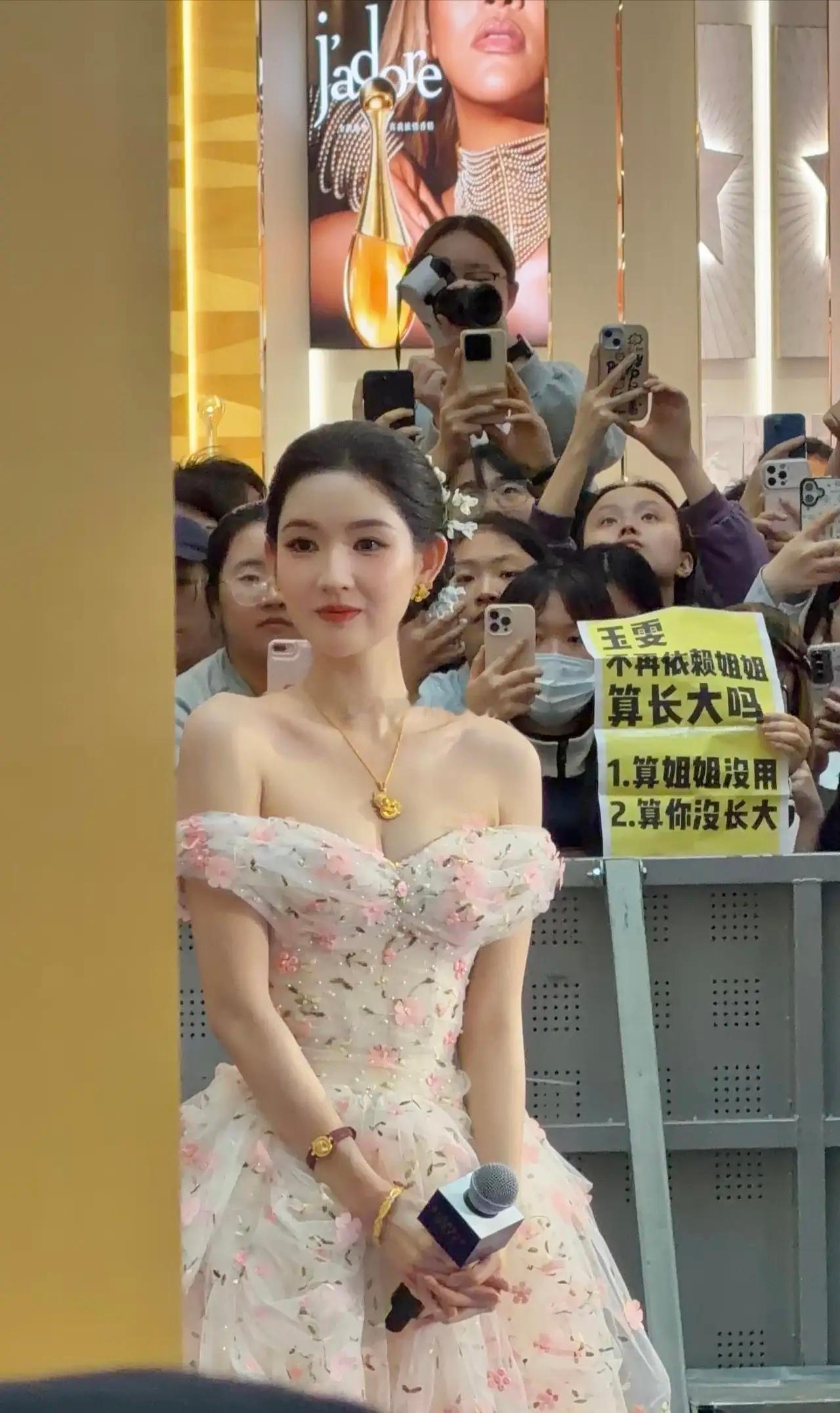 我宣布第二个人间富贵花她来了。昨天在苏州见了王玉雯，她真的美到词穷。目测身高有1