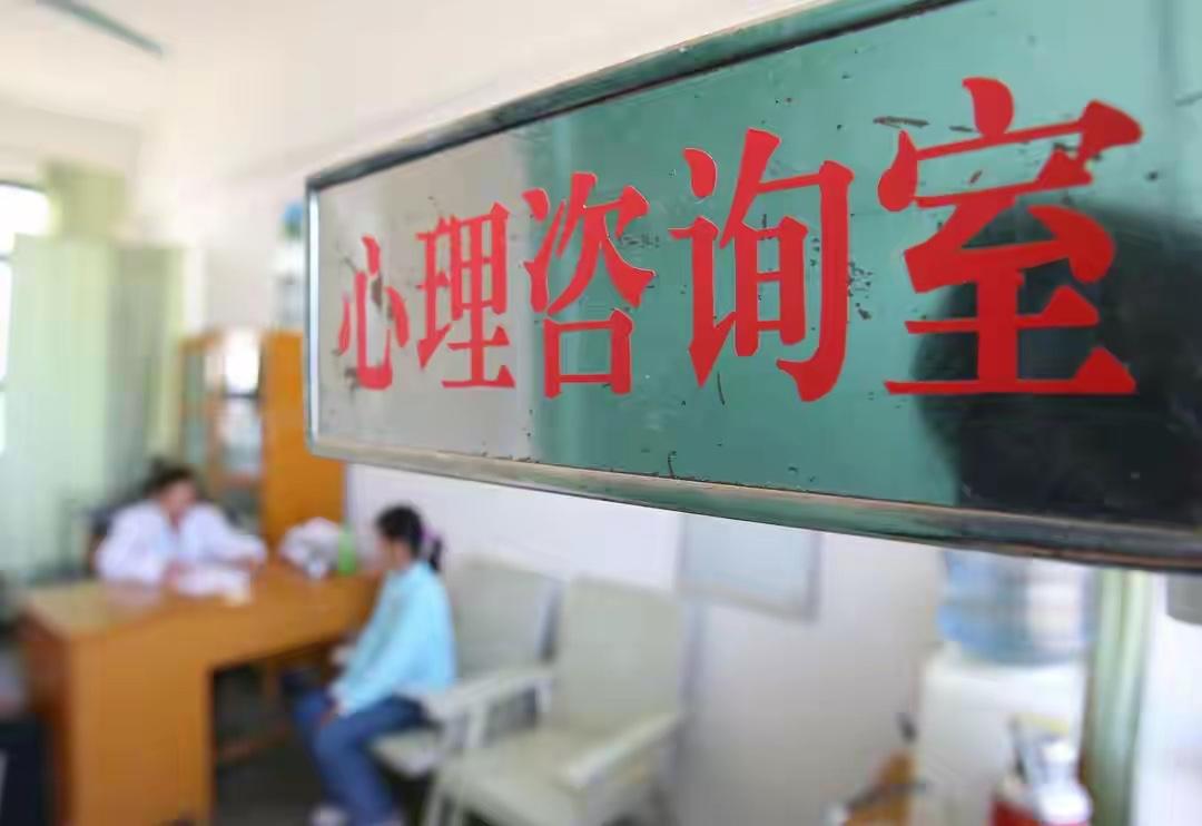 湖南道县，一初三学生患有中度抑郁症，学校要求家长签署一份免责协议，家长拒签，学校