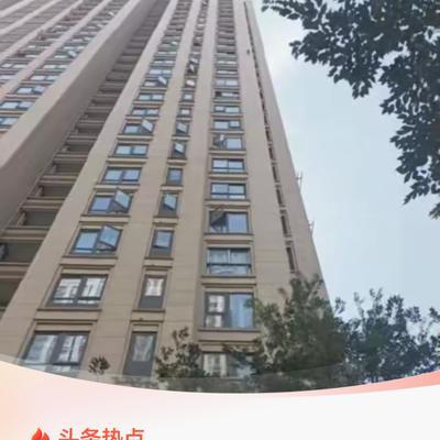 浙江嘉兴，一20岁云南女孩受不了男友控制，趁男友出门时拎着行李箱逃到宁波，买了飞