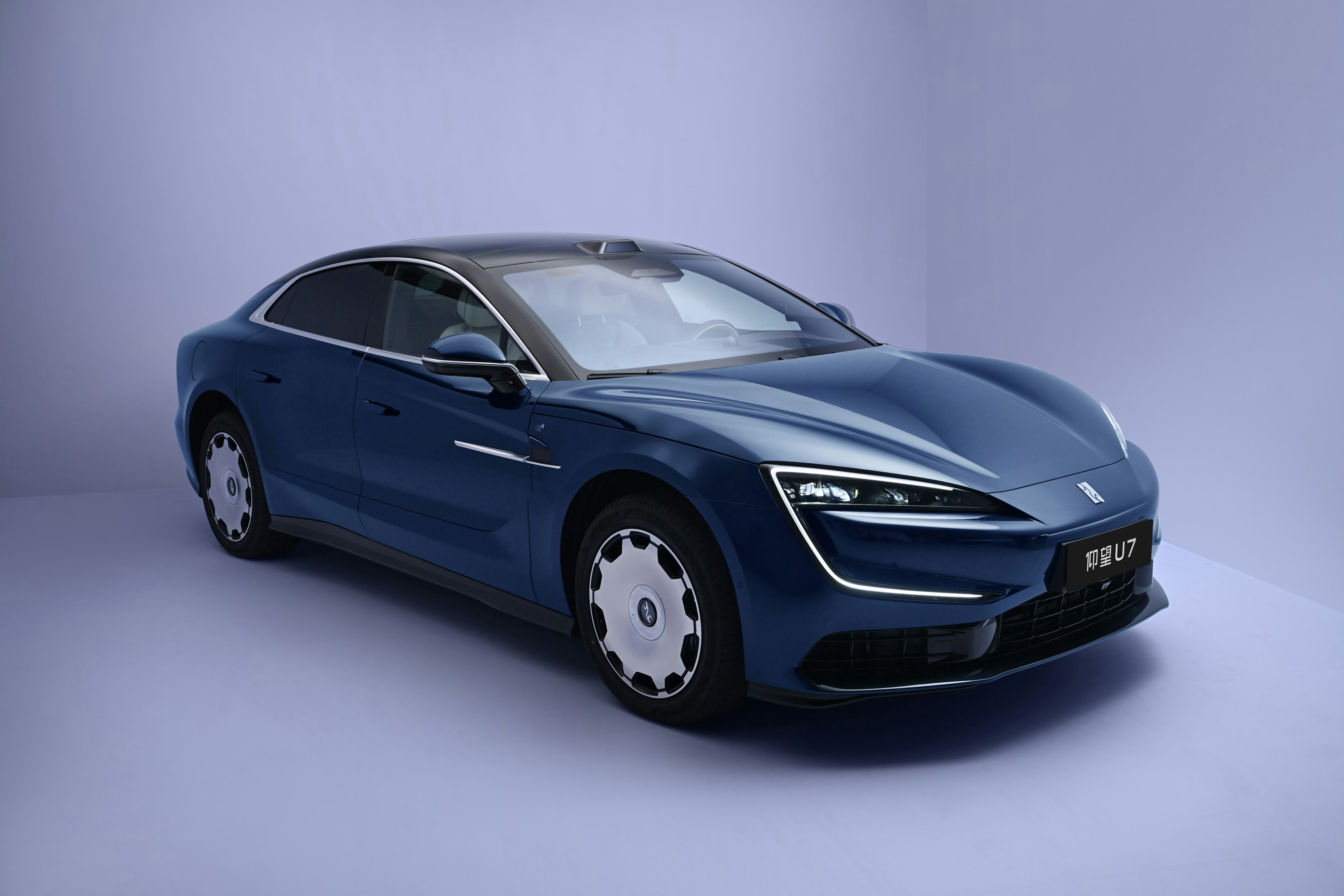 仰望U7发了个新配色，也配备了大饼轮圈这车开着是真的牛逼，有别于其他任何国产轿车