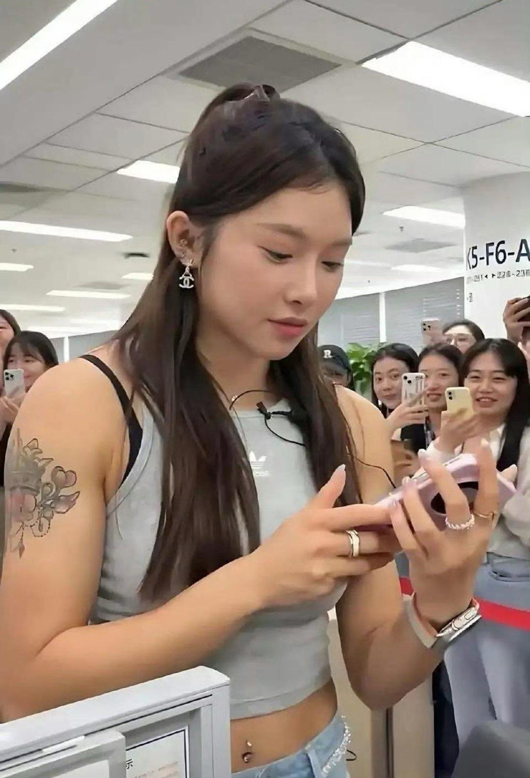 “才知道运动员都是这么壮的”——这是刻在肌肉里的勋章当吴艳妮露出手臂时，弹幕