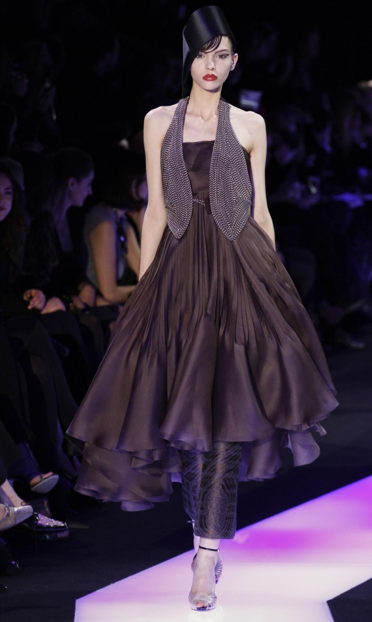 GiorgioArmani2013春夏高定系列，将阔脚裤的优雅推向了极致。几