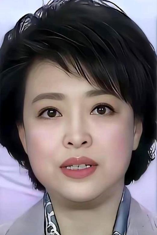 那个每天替康辉念稿的女人，终于被扒出来了。20多年，《新闻联播》里最硬的稿子，那