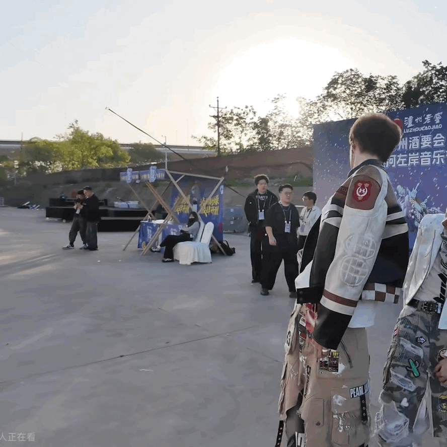 被后面这个进退两难的工作人员逗笑了谁家好人这么运镜了