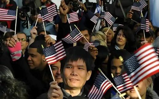美国人一针见血：“如果中国真的那么好，为啥还有大批人移民到美国？”中国人移民美国