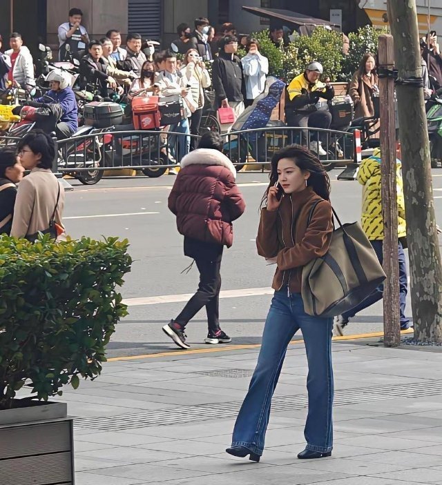 偶遇章‏若楠‎﻿⁠一次‏，你‎⁠就明白﻿‎‎了，‏明星的淡‎颜在﻿现实中冲击﻿‎